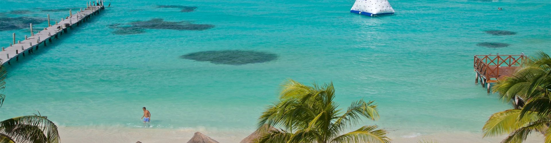 Luxury limousine in Cancún at sunset