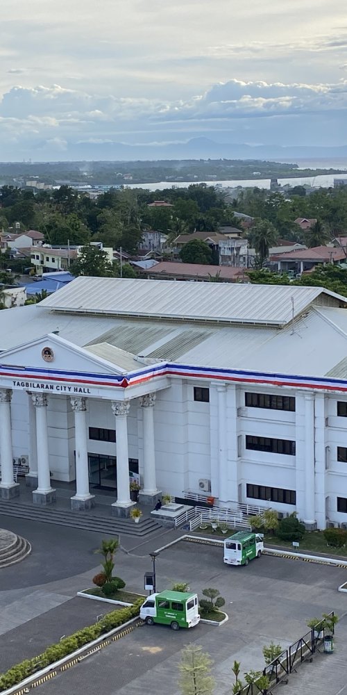 Luxury vehicle with chauffeur in Tagbilaran City